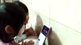 Balita jaman sekarang bisa anteng melihat gadget Boss baby