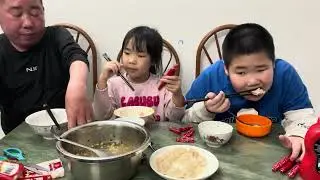 Mời mọi người ăn tối cũng 3 bố con