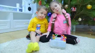 Анюта и Саша собрали всю коллекцию киндер сюрприз марвел.