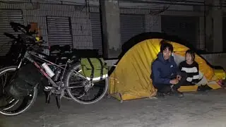带女友骑自行车穷游去西藏，困了在菜市场搭帐篷休息，感觉好幸福