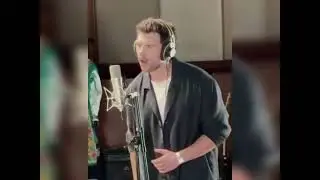 Luke singing at the studio sending fans into a frenzy