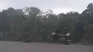 Chuva forte na viajem de balsa pelo rio Amazonas