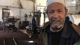 من بين معاصر الزيت التقليدية القليلة في الجمهورية : هنا يعصر الذهب ليكون دواء طبيعيا لكل عليل ...