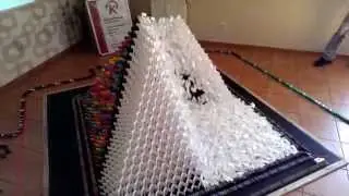 Guinness World Record - 3D Pyramid (28x28) 15022 Dominoes