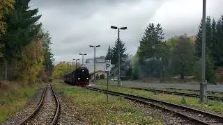 99 7232 mit P 8962 in Stiege sowie Ausfahrt nach Hasselfelde, 21.10.2025, 14:46 Uhr