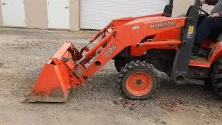Auction #2543949 - Kubota B26 4x4 w/Plow and Backhoe Attachm