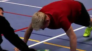 Přes bariéry s policií