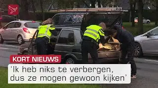 Massale politiecontrole, auto's worden binnenstebuiten gekeerd | Omroep Flevoland