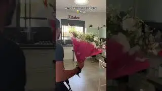 IDF soldier comes home from war and makes sure to bring flowers 💐 for his mom