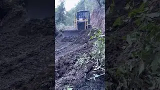 Trator de esteira Komatsu aterrando nova estrada