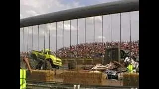 Crusher loses a wheel at santa pod 2012