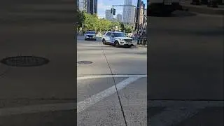 Отдел по борьбе с терроризмом полиции Нью-Йорка проезжает по Западной улице в Нижнем Манхэттене, ...