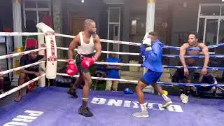 ZAYUMBA BOSS WA MAFIA BOXING PROMOTION AMPA  SPARRING KALI MMOJA WA VIJANA WAKE NI BALAA