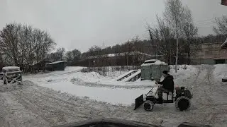 Два минитрактора чистят снег