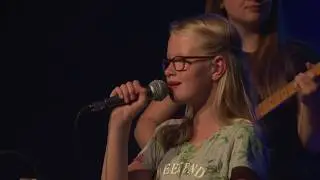 12 Iris en Natasja (zang), Zo&euml; (toetsen en zang), Tim (bas), Stijn (drums) en Iris (gitaar)