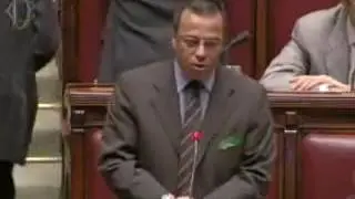 La protesta di Gianluca Buonanno sui cellulari accesi durante la commemorazione di Nicola Calipari