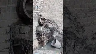 Как очищают плотину от застрявшего ила