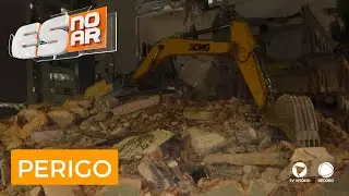 Entulhos de prédio em demolição atingem salão