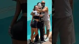 Couple having fun with 😂 Tom the mime seaworld  #seaworldmime #comedy #funny #tomthemime #fun