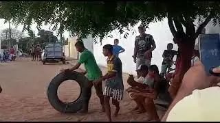 Nilo neto correndo boi de pneu.