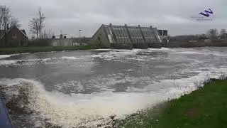 Volop pompen bij Kinderdijk na veel regen