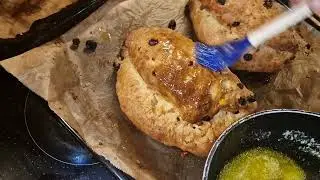 Stollen buttern und Zuckern.