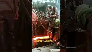 热轧钢厂最危险的岗位之一，上千度的钢条随时飞射出来 #科普 #材料科學 #搞笑