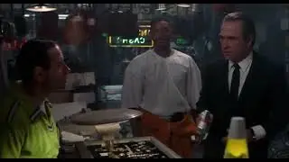 Men in Black (1997) - O te disparar&eacute; en lo que no crece m&aacute;s...