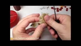 Как вывернуть наизнанку крошечные детали плюшевого мишки и набить их.