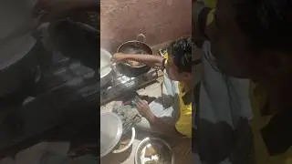 Poor people, you have to cook when you go out to work.  #poorhouse#viralshorts   #feedingpeople