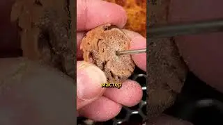 Это самая сложная работа ювелира, ведь ему досталась редкая косточка персика и вот, что он сделал...
