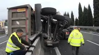 CAMION RIBALTATO SULLA A11