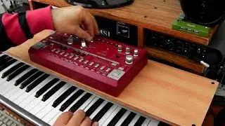 Infernum Drone Red - Behringer TD3RD Samson Graphite 49 Avid Mbox3 Korg M1 Superteclados.com