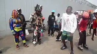 Que fait ce robot &agrave; ce carnaval