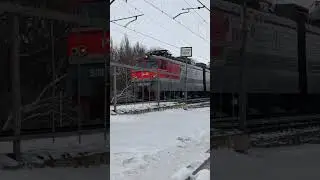 ВЛ10У-601 с контейнерами проезжает станцию строительная