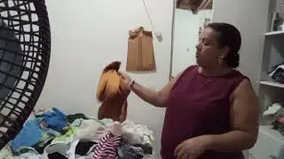 Guardando as roupas  rotinas de sempre 