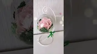 роза в стеклянной вазе