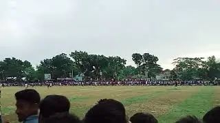 মমিন খাঁটি স্কুল মাঠে ফুটবল খেলার আমাজিত 