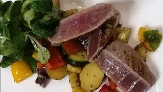 Kochen zuhause. Profik&uuml;che, gew&uuml;rzt mit Herz & guter Laune. (Heute: Tuna Steak auf Gem&uuml;se)