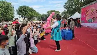 鯨魚媽咪造型氣球秀～2026／01／17華山基金會公益表演‘’華山報喜馬上開花‘’～捐年菜助孤老