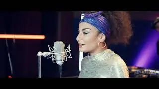 Meral Al-Mer &ndash;Rote Blumen // LOVEisLOVE WORLDWIDE