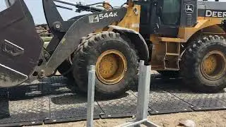 MaxiTrack Schwerlast Fahrplatte vs. Radlader mit Knickgelenk