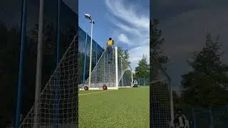 Muscle up on football goal￼