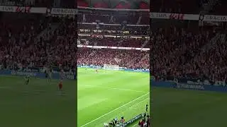 Luis Suarez cantando con el Frente Atletico el dia de su despedida