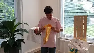 Unboxing van de SNKRFLEA Off-White Jordan 1 Chicago Mystery box van &euro;200 + Supreme kleding