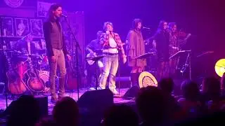 FOLK'N FRIENDS - Chalk outlines