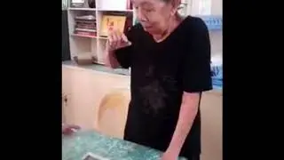 Ketua Polis PJ ACP Nik Ezanee bagi Pau dkt Auntie Ah Siong