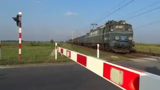 ET22-1114 z wagonami do naprawy na przejeździe w Pyszczynie
