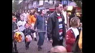 Mensen kijken in Rijssen.De jaren 90