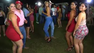 Se solto el potrero y se puso bueno el baile--Jalate primo pa bailar abrazaditos con las chicas